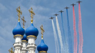 Russische Erdkampfflugzeuge vom Typ Suchoi Su-25 überfliegen eine Kirche bei einer Probe für die Militärparade zum Tag des Sieges. 