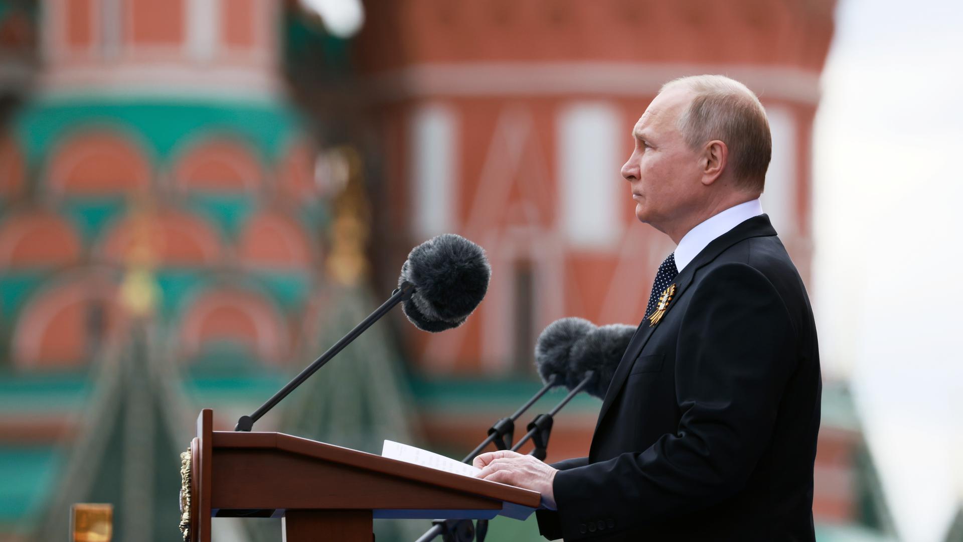 Der Kremlchef Wladimir Putin hat am Tag des Sieges auf dem Roten Platz in Moskau seine Landsleute auf einen Kampf gegen den Westen eingeschworen, den er als Feind Russlands sieht.