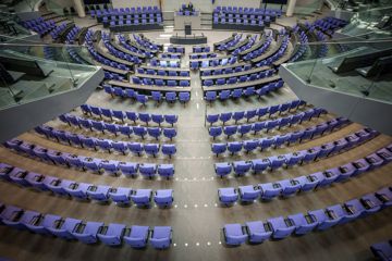 Blick in den leeren im Plenarsaal im Bundestag. Die Ampelkoalitionen will mit einer Wahlrechtsreform das Parlament künftige mit einer Höchstzahl an Abgeordneten in seiner Größe beschränken. +++ dpa-Bildfunk +++