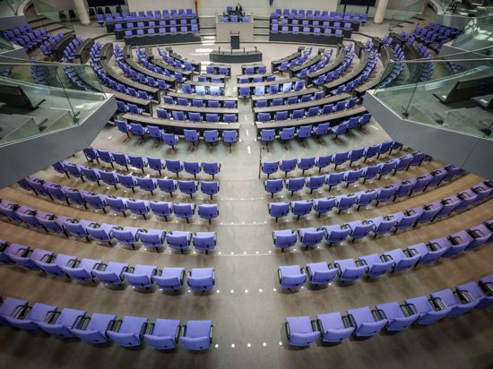 Blick in den leeren im Plenarsaal im Bundestag. Die Ampelkoalitionen will mit einer Wahlrechtsreform das Parlament künftige mit einer Höchstzahl an Abgeordneten in seiner Größe beschränken. +++ dpa-Bildfunk +++