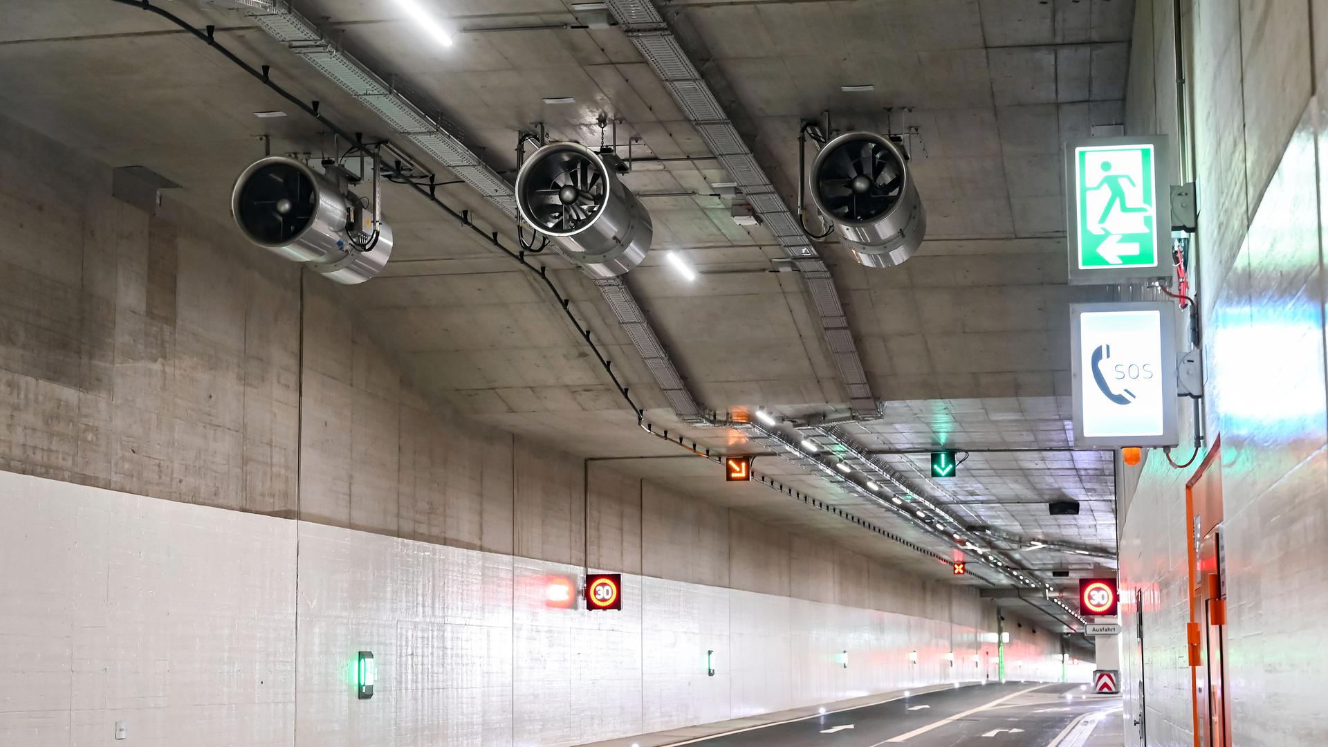 Innenaufnahme des gesperrten Karlsruher Autotunnels. Nach gravierenden Defekten bei der Lüfteranlage verzögert sich die Eröffnung des Tunnels um Monate. Wie aus Informationen der Karlsruher Schieneninfrastruktur-Gesellschaft (KASIG) an die Aufsichtsratsmitglieder hervorgeht, gab es an zwei Ventilatoren, die unter der Tunneldecke angebracht sind, nicht vorhersehbare technische Defekte. +++ dpa-Bildfunk +++