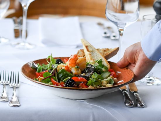 Ein Salat-Teller wird in einem Restaurant serviert. 