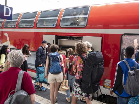 Großer Zuspruch: Die besonders an den Wochenenden vielerorts überfüllten Regionalzüge zeigen, dass das 9-Euro-Angebot in Deutschland seit Anfang Juni zumeist gut angenommen wurde.