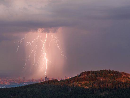 Spektakulärstes Naturereignis: Ein Blitz schlägt vom Großen Feldberg im Taunus aus gesehen im Rhein-Main-Gebiet über der Frankfurter Skyline ein. 