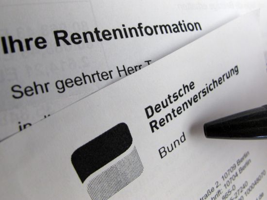 ARCHIV - ILLUSTRATION - Eine Renteninformation der Deutschen Rentenversicherung liegt am 15.11.2010 auf einem Schreibtisch in Berlin. Die Renten steigen am 1. Juli deutlich - im Osten um 2,26 Prozent, im Westen um 2,18 Prozent.  Foto: Franz-Peter Tschauner dpa (zu dpa 40947 am 12.03.2012) +++ dpa-Bildfunk +++