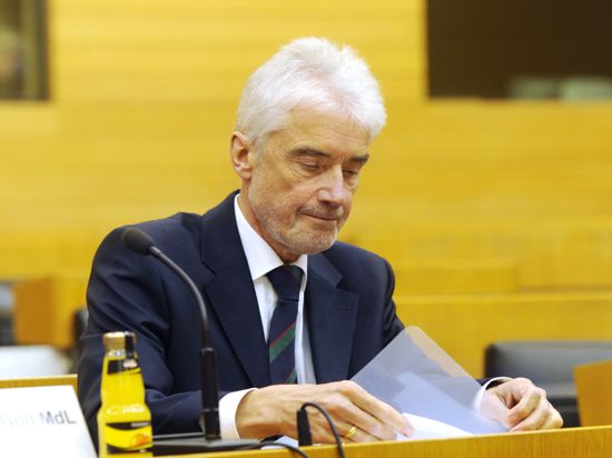 Ulrich Goll (FDP), der ehemalige Justizminister von Baden-Württemberg, sitzt im Plenarsaal im Landtag von Baden-Württemberg.