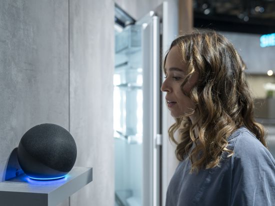 Die digitale Assistentin Alexa ist jederzeit hilfsbereit. Dank Künstlicher Intelligenz sind heute halbwegs natürliche Gespräche mit den smarten Geräten in unseren Wohnzimmern möglich. 