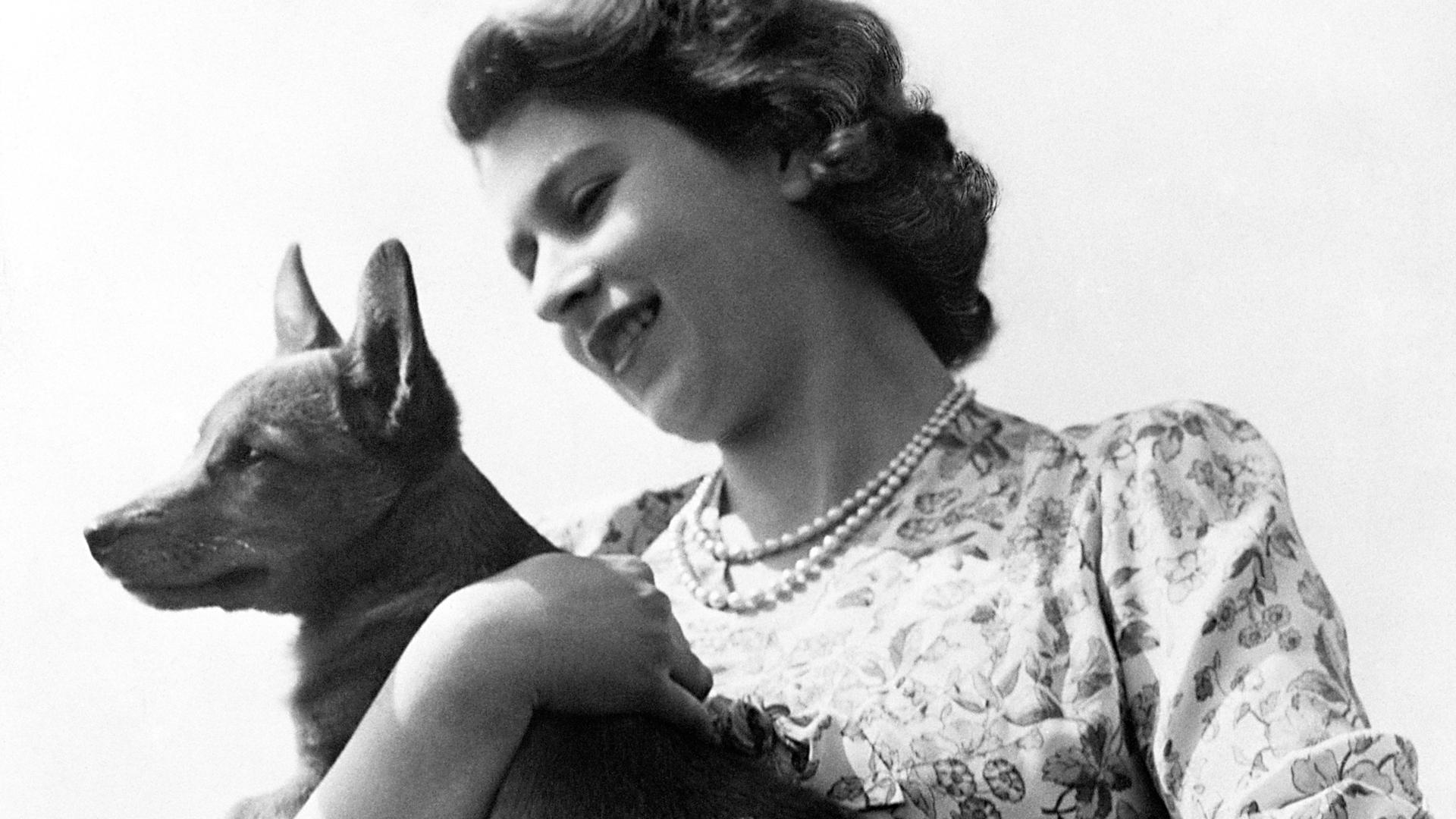 Die junge Prinzessin Elizabeth mit einem ihrer Corgis: Die verstorbene britische Monarchin hatte bereits als Kind die in England früher seltene Hunderasse bewundert. Sie bekam ihren ersten Corgi von ihrem Vater als Geschenk zum 18. Geburtstag. 