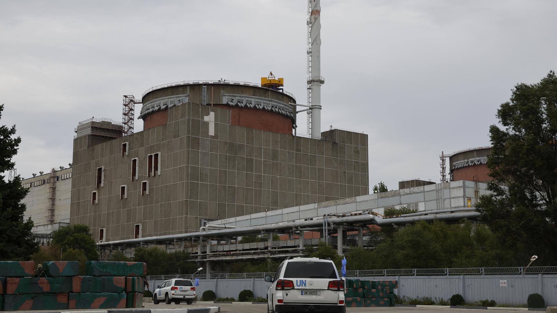 Ein unkalkulierbares Risiko: Knapp 2.000 Kilometer entfernt von Karlsruhe befindet sich ein großes Kernkraftwerk nahe der Frontlinie im Stellungskrieg zwischen Russland und der Ukraine. In den vergangenen Monaten haben Inspektoren der IAEA die Anlage in Saporischja mehrfach besucht, mit ihren Warnungen haben sie bislang wenig erreicht.