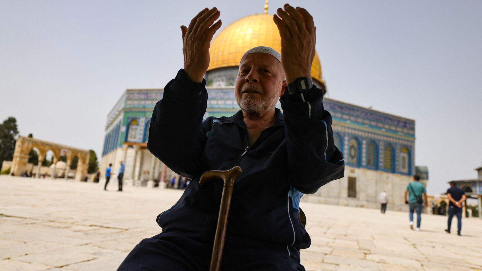 Ein Palästinenser betet vor dem Felsendom und der Al-Aksa-Moschee in Jerusalem. 