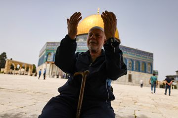 Ein Palästinenser betet vor dem Felsendom und Felsendom und der Al-Aksa-Moschee in Jerusalem. 