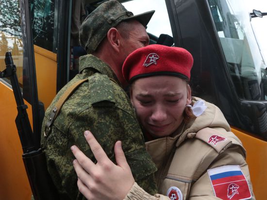 Abschied in die Ungewissheit: Ein russischer Rekrut aus Sewastopol auf der von Russland annektierten Halbinsel Krim verabschiedet sich vor dem Kriegseinsatz gegen die Ukraine.