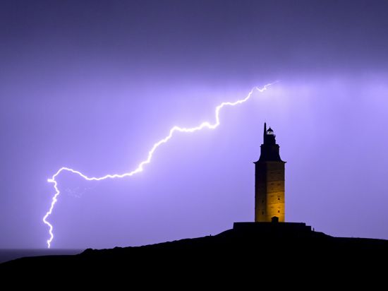 Schaurig schön: Ein Blitz erhellt den Nachthimmel neben dem Herkulesturm in der spanischen Stadt A Coruña, dem ältesten römischen Leuchtturm der Welt. 