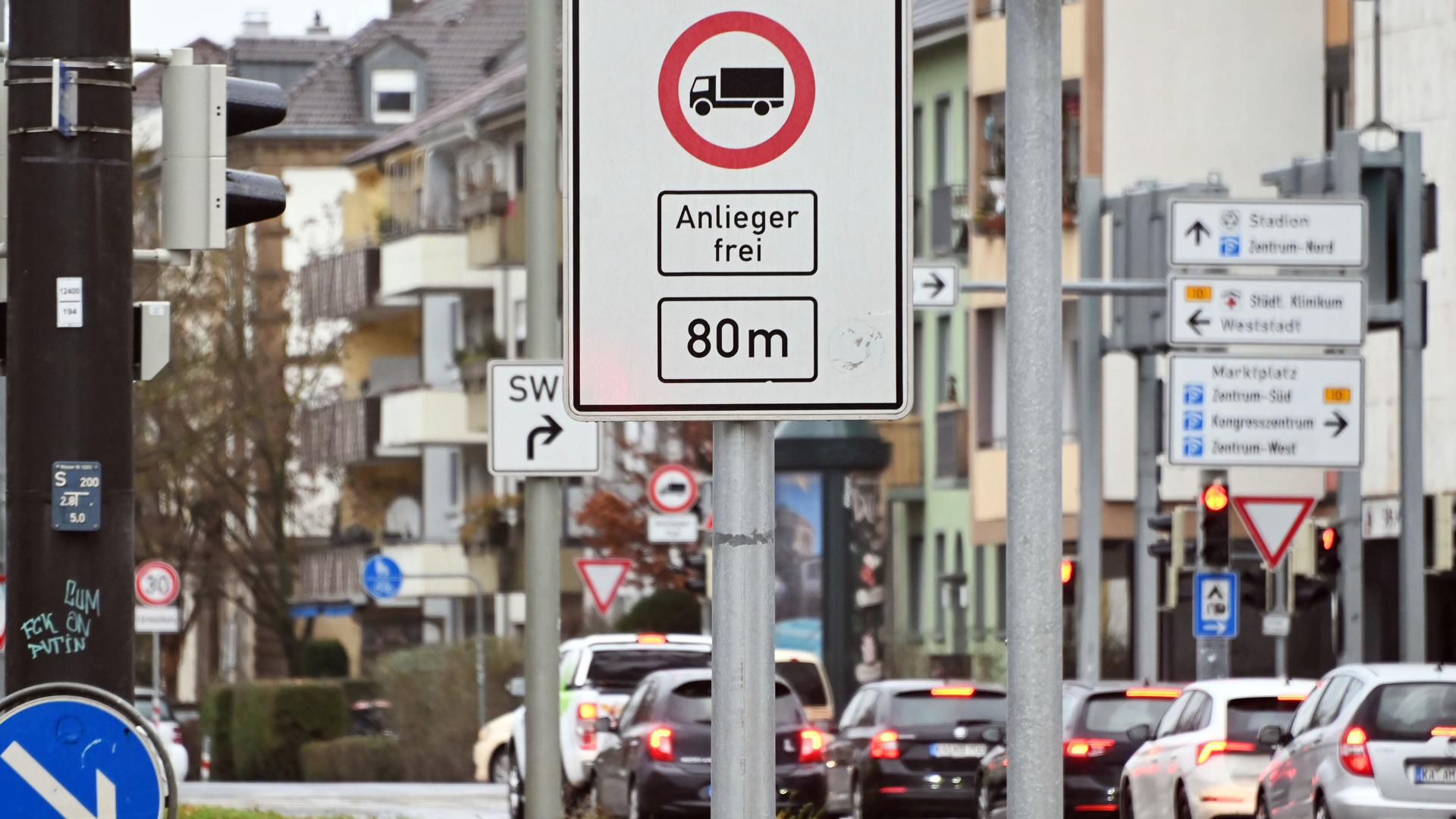 Die Umweltzone in der Karlsruher Innenstadt ist Geschichte: Dank der verbesserten Luftqualität gilt sie nicht mehr als notwendig. Ein LKW-Durchfahrtsverbot in der Reinhold-Frank-Straße bleibt jedoch vorerst weiter bestehen.