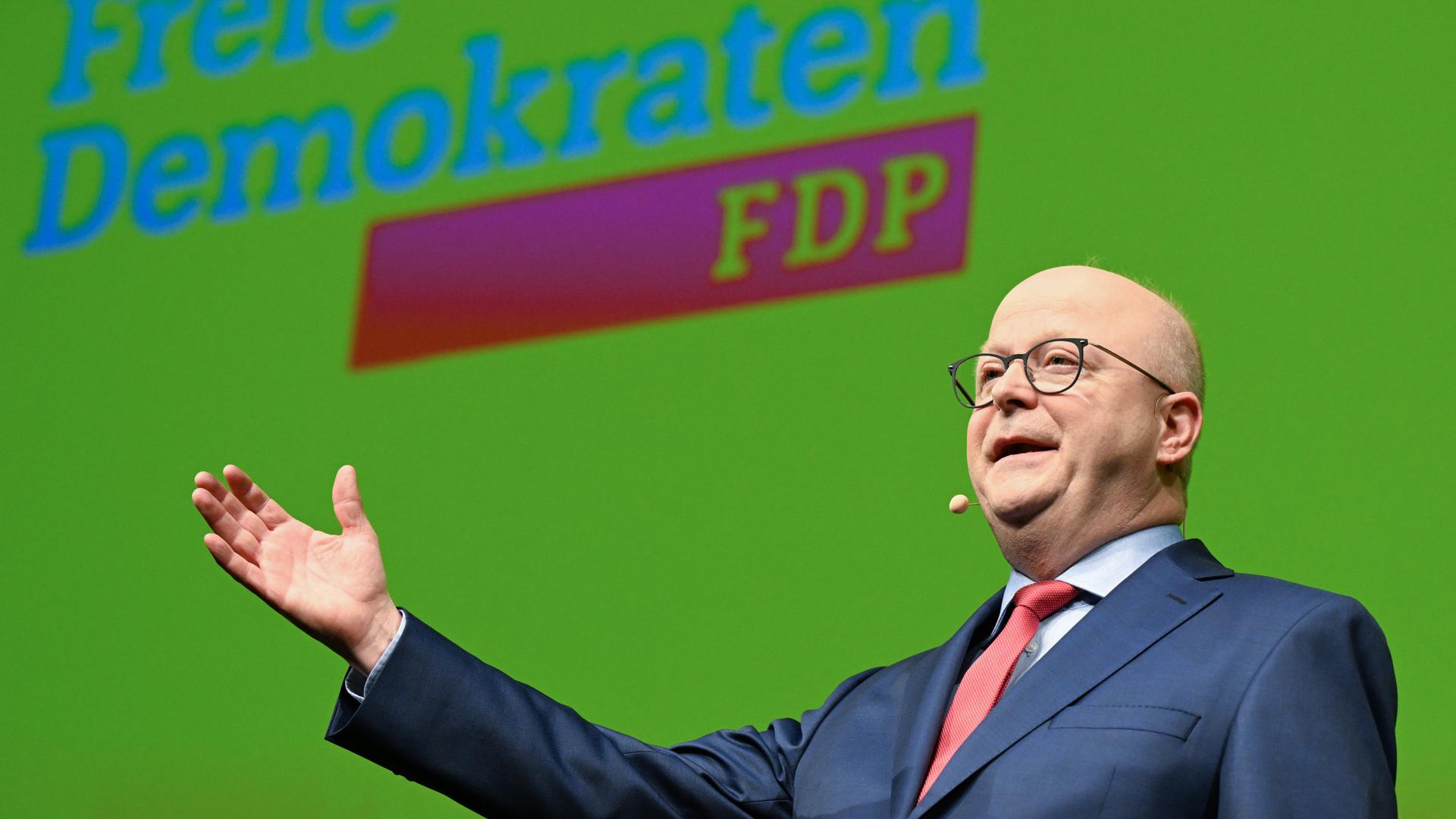 Michael Theurer, Landesvorsitzender der FDP Baden-Württemberg, steht auf einer Bühne und spricht.
