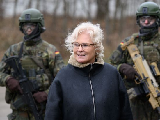 Christine Lambrecht (SPD), Bundesministerin der Verteidigung, geht beim Besuch des Panzergrenadierbataillons 371 in der Erzgebirgskaserne an Soldaten vorbei.