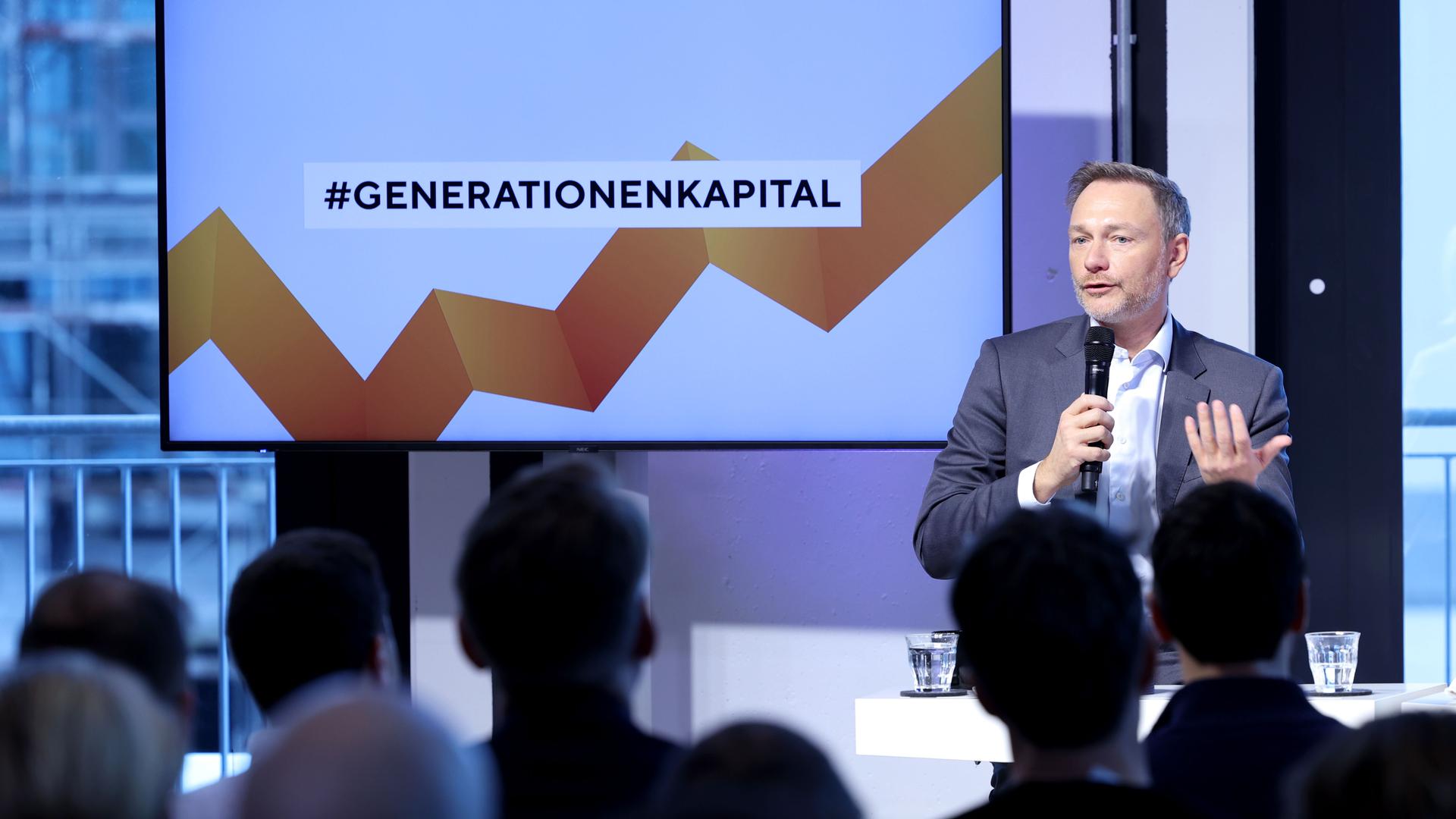 Christian Lindner (FDP), Bundesfinanzminister, nimmt an einer Townhall-Veranstaltung im Co-Working-Space WeWork zum Thema #Generationenkapital teil. 