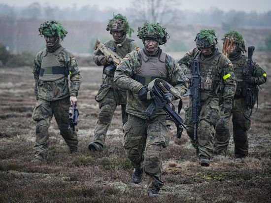 Bundeswehrsoldaten nehmen an einer Übung im Beisein des Verteidigungsministers bei dessen Antrittsbesuch bei der Bundeswehr auf dem Truppenübungsplatz Altengrabow teil. 