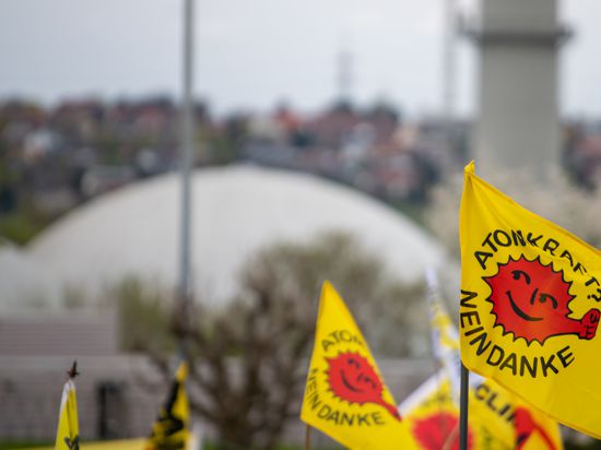Bei einem von Aktivisten veranstalteten Abschaltfest wehen vor dem Kernkraftwerk  Neckarwestheim bei Heilbronn Anti-Atomkraftfahnen. 