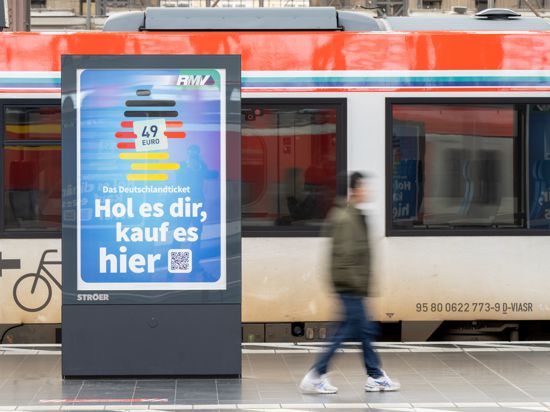 Die Werbung für das Deutschlandticket ist am Hauptbahnhof vor einer Bahn des ÖPNV zu sehen.