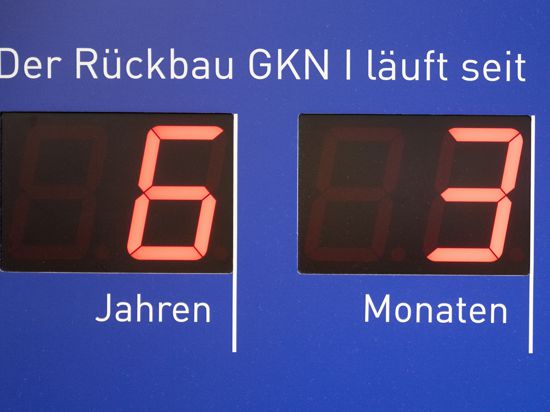 Eine Anzeige weist auf dem Gelände des Atomkraftwerks Neckarwestheim auf den Rückbau des Atomkraftwerks Neckarwestheim 1 hin.