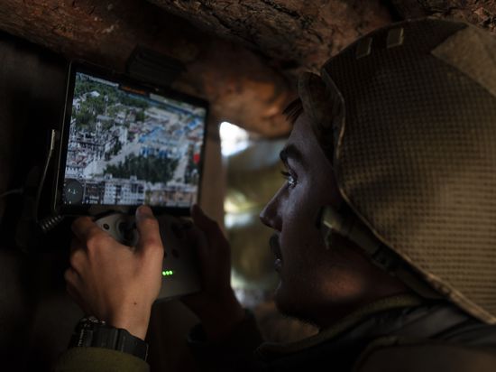 Ein ukrainischer Soldat kontrolliert eine Drohne aus einem Unterstand. 