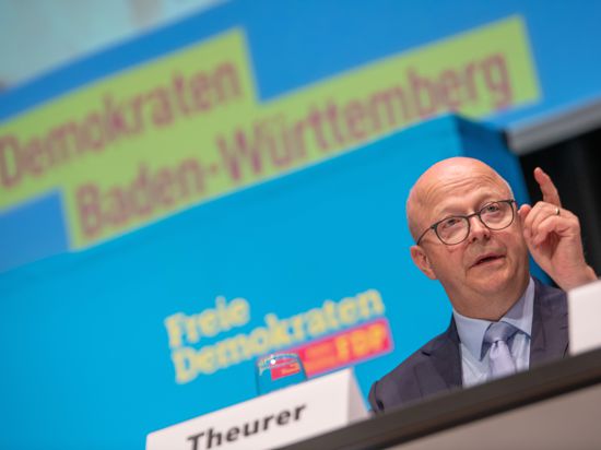 Beim Landesparteitag der Südwest-FDP im Congress Centrum hebt der Landesvorsitzende Michael Theurer eine Hand. 