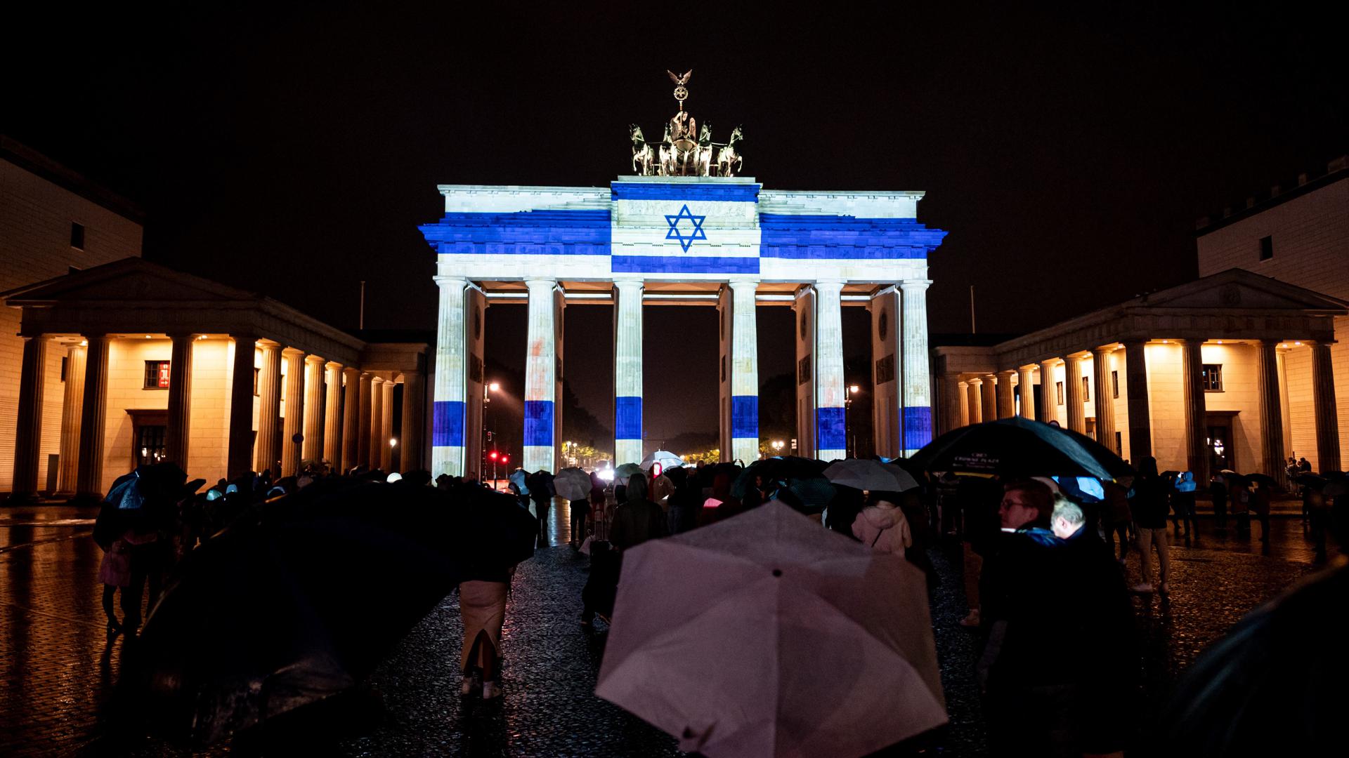 Die israelische Flagge wird am Rande des Festival of Lights als Solidaritätsbekundung auf das Brandenburger Tor projiziert. Laut einer Sprecherin der Berliner Senatsverwaltung sei das auf Wunsch des Regierenden Bürgermeisters Wegner (CDU) geschehen. 