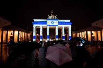 Die Israelische Flagge wird am Rande des Festival of Lights als Solidaritätsbekundung auf das Brandenburger Tor projiziert. Laut einer Sprecherin der Berliner Senatsverwaltung sei das auf Wunsch des Regierenden Bürgermeisters Wegner (CDU) geschehen. 