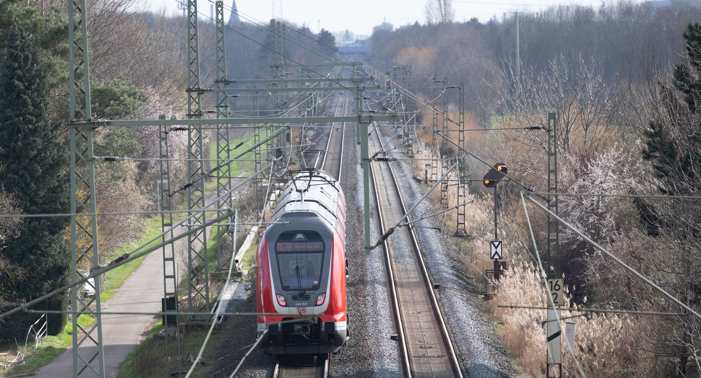 Ein Regional-Express fährt auf der Bahnstrecke Mannheim-Frankfurt.