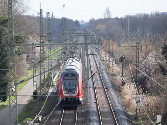 Ein Regional-Express fährt auf der Bahnstrecke Mannheim-Frankfurt.