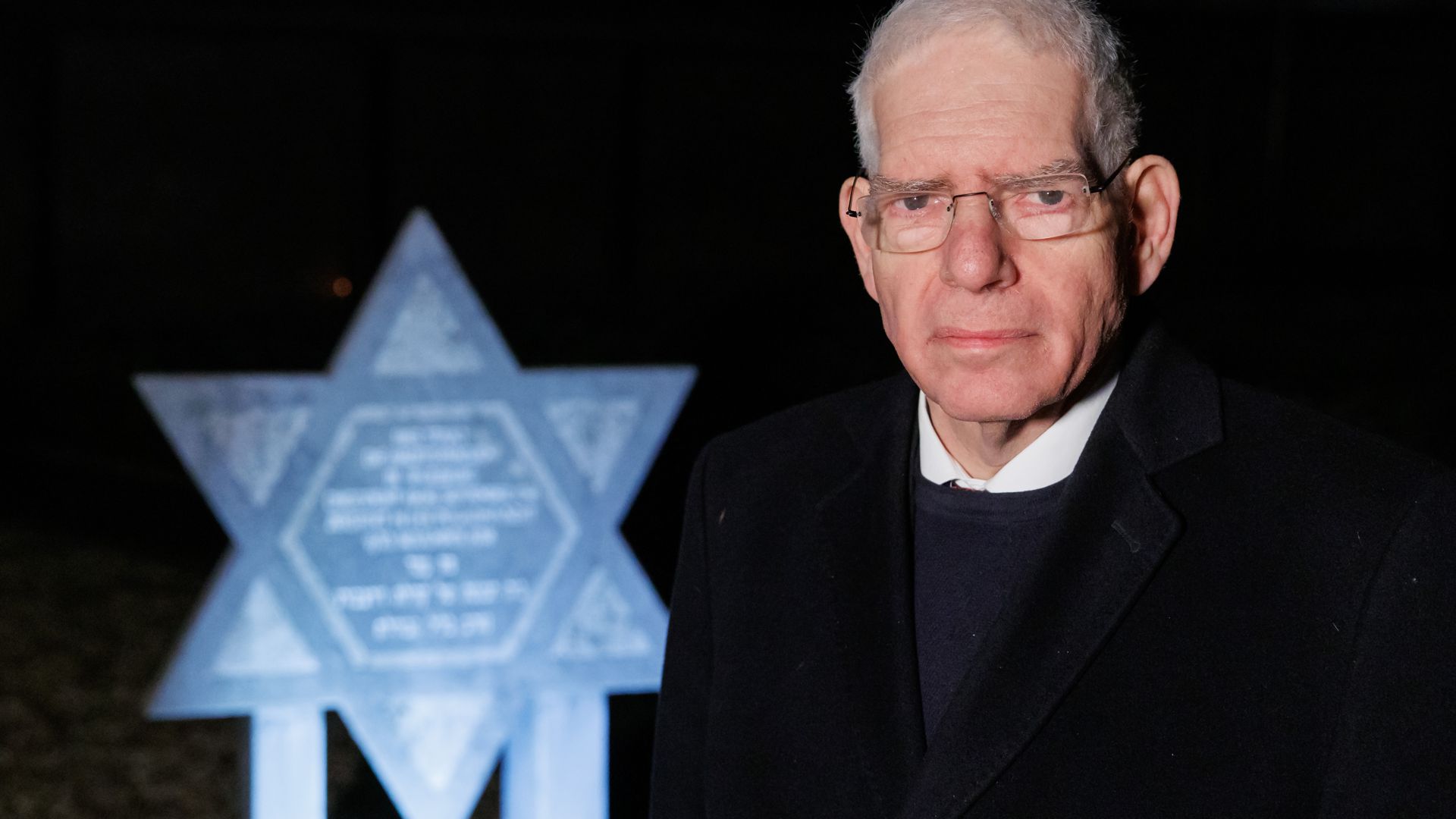 Josef Schuster, Präsident des Zentralrats der Juden in Deutschland, steht vor einem Gedenkstein am ehemaligen Standort der Würzburger Hauptsynagoge am Rande einer Gedenkveranstaltung anlässlich des 85. Jahrestages der Pogromnacht. 