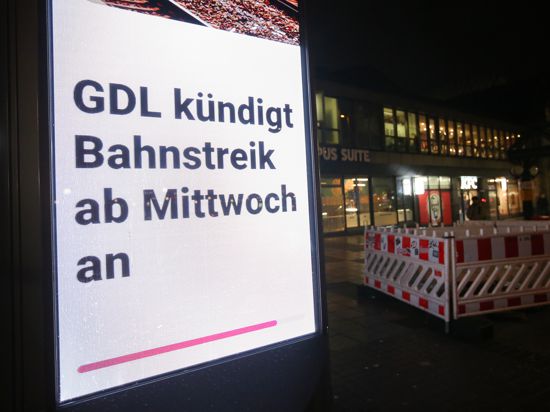 Der bevorstehende Streik der Gewerkschaft GDL wird auf einer Werbetafel vor dem Hamburger Hauptbahnhof angezeigt. Die Gewerkschaft Deutscher Lokomotivführer ruft ihre Mitglieder zu einem 20-stündigen Warnstreik bei der Bahn ab Mittwochabend auf. 