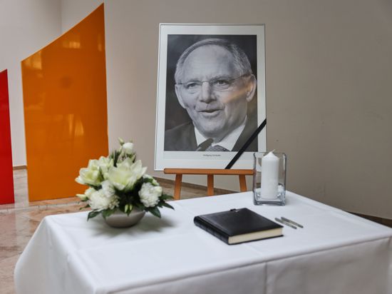Ein Foto des verstorbenen CDU-Politikers Wolfgang Schäuble und ein Kondolenzbuch liegen im Konrad-Adenauer-Haus. Der ehemalige Bundestagspräsident und CDU-Chef Schäuble ist im Alter von 81 Jahren gestorben. Er sei im Kreise seiner Familie zu Hause am Abend des 26. Dezembers 2023 friedlich eingeschlafen, teilte die Familie des Politikers mit. +++ dpa-Bildfunk +++