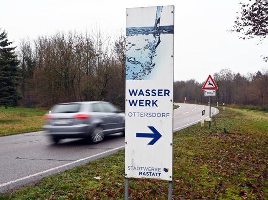 Vor der Einfahrt zum Wasserwerk Ottersdorf der Stadtwerke Rastatt ist ein Hinweisschild angebracht. 
