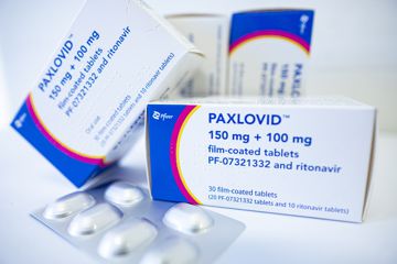 Das Medikament Paxlovid gegen Covid-19 vom Hersteller Pfizer liegt auf einem Tisch. 