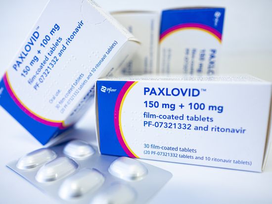 Das Medikament Paxlovid gegen Covid-19 vom Hersteller Pfizer liegt auf einem Tisch. 