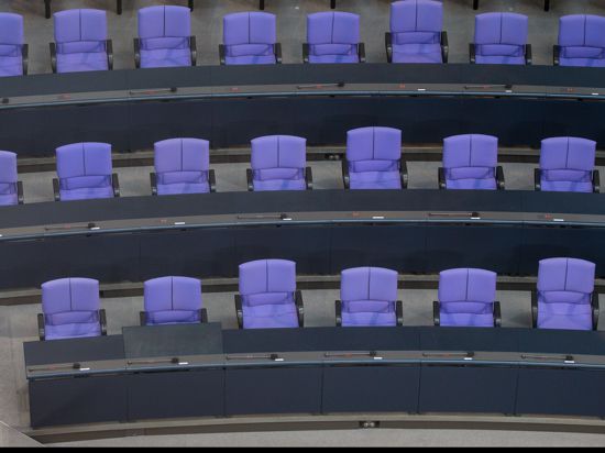 Minister für diese Stühle: Die Regierungsbank im Bundestag will gefüllt sein. Vor dem Abschluss der Koalitionsgespräche zwischen SPD, Grünen und FDP werden verschiedene Kandidatinnen und Kandidaten gehandelt. 
