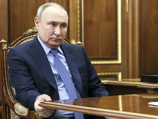 Dieses von der staatlichen russischen Nachrichtenagentur Sputnik via AP veröffentlichte Foto zeigt Wladimir Putin, Präsident von Russland, im Kreml.