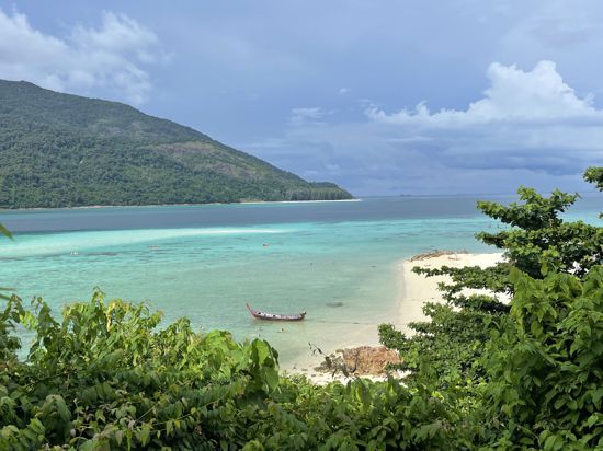 Blick von Ko Lipe auf Ko Adang, die drittgrößte Insel im Tarutao-Nationalpark. 