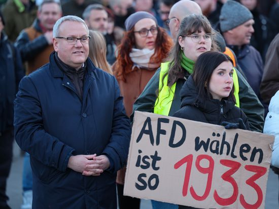 Götz Ulrich (CDU), Landrat des Burgenlandkreises, nimmt an einer Protestveranstaltung gegen eine AfD-Demonstration teil. 