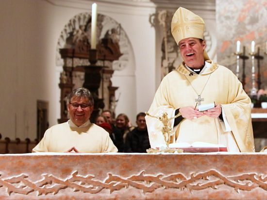 Der Passauer Bischof Stefan Oster erzählt während des Gottesdienstes am Ostersonntag einen Witz. 