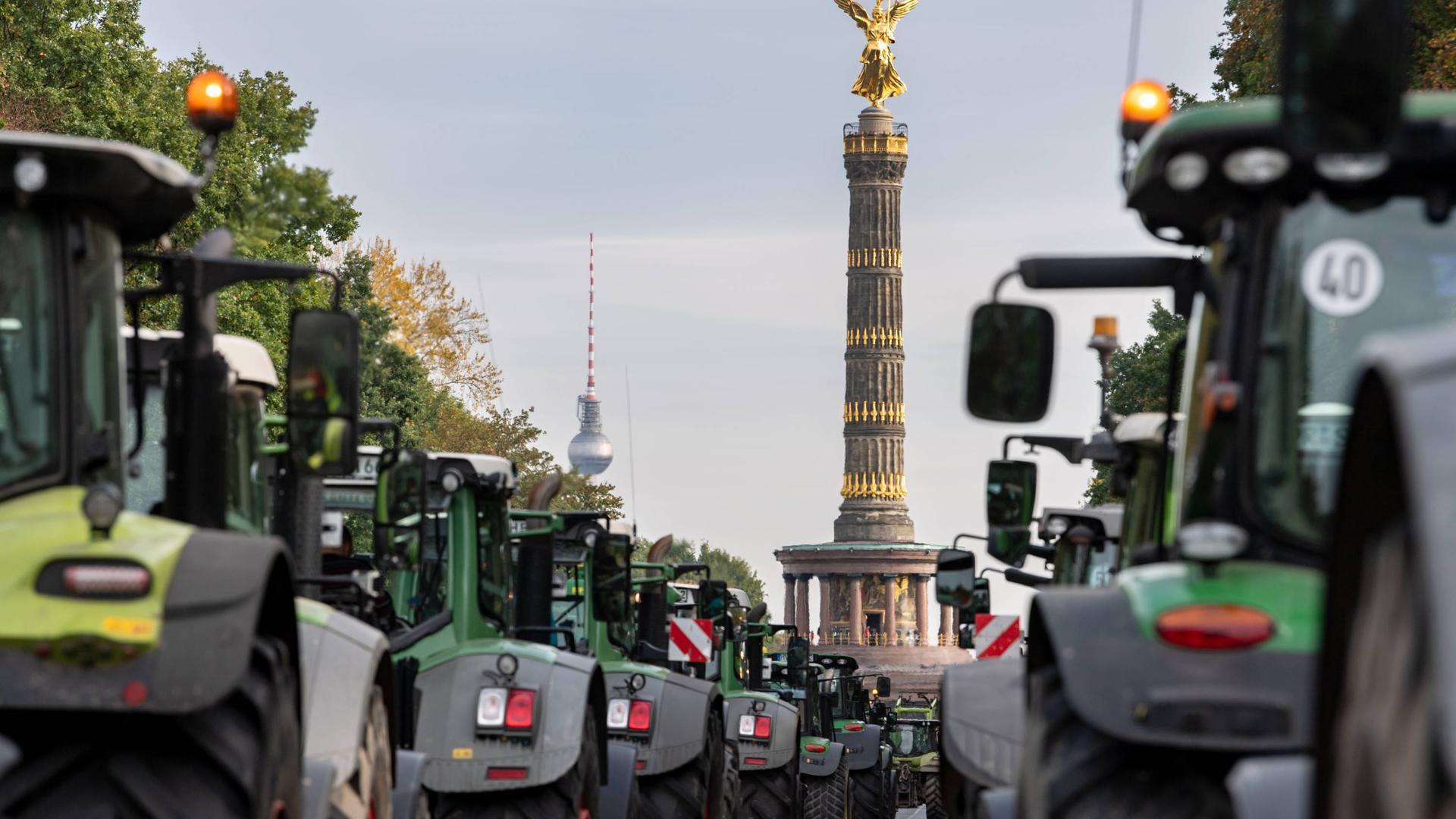 Berlin: Brandenburger Bauern fahren bei einer Protestaktion von Brandenburger Bauern gegen das Agrarpaket der Bundesregierung mit ihren Treckern um die Siegessäule. 