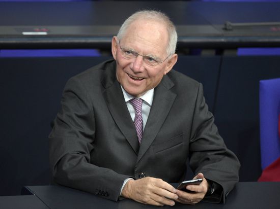 ARCHIV - Bundesfinanzminister Wolfgang Schäuble (CDU) lächelt am 14.04.2016 im Plenarsaal des Bundestages vor der Sitzung in Berlin. (zu dpa: «Schäuble will auch nach der Bundestagswahl Verantwortung übernehmen» vom 03.12.2016) Foto: Rainer Jensen/dpa +++(c) dpa - Bildfunk+++ | Verwendung weltweit