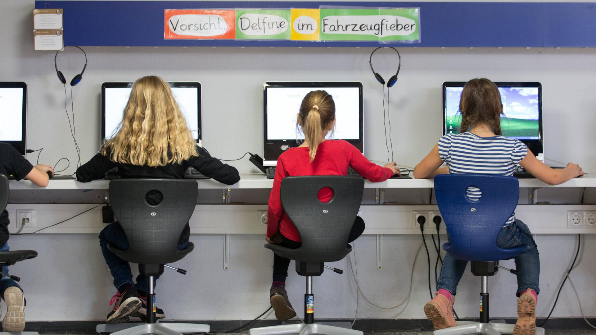 ARCHIV - 18.10.2017, Niedersachsen, Schüttorf: Schüler arbeiten in einem Klassenraum einer Grundschule an Computern. (zu dpa «Durchbruch für geplante Digitalisierung der Schulen» vom 23.11.2018) Foto: Friso Gentsch/dpa +++ dpa-Bildfunk +++ | Verwendung weltweit

