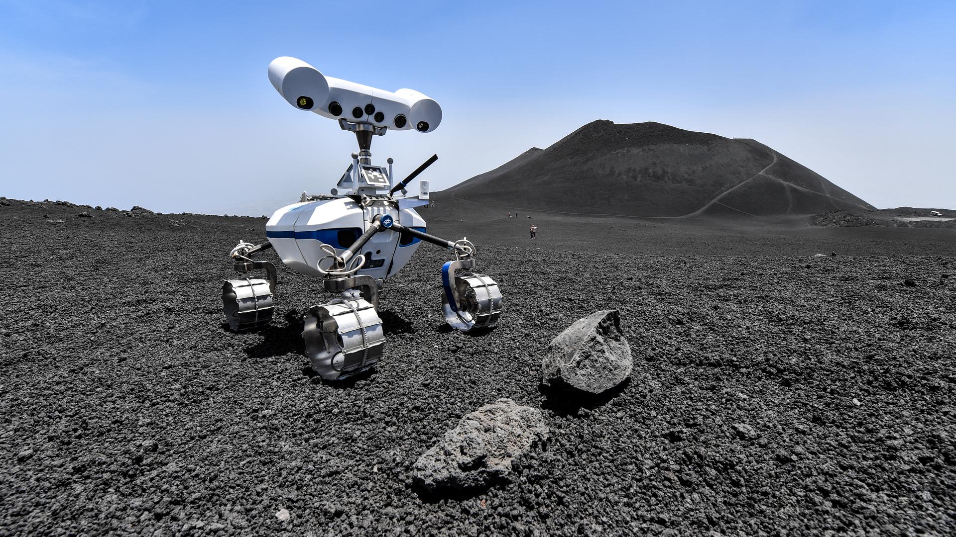 Unterwegs im Team aus Maschinen: Der Roboter LRU1 erkundet die Umgebung des Vulkans Ätna im Test für eine zukünftige Weltraummission.
