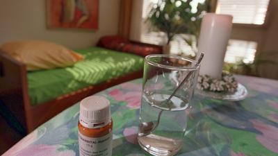 Das tödlich wirkende Betäubungsmittel Natrium-Pentobarbital und ein Glas Wasser stehen in einem Zimmer des Sterbehilfe-Vereins Dignitas in Zürich. 