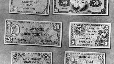 Die neuen deutschen Geldscheine, die ab dem 21. Juni 1948 im Zuge der Währungsreform gültig waren. Oberste Reihe: Eine Deutsche Mark, Fünfzig Deutsche Mark; mittlere Reihe: Zwanzig Deutsche Mark, Fünf Deutsche Mark; unterste Reihe: Eine Halbe Deutsche Mark, Zwei Deutsche Mark. 