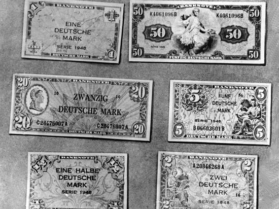 Die neuen deutschen Geldscheine, die ab dem 21. Juni 1948 im Zuge der Währungsreform gültig waren. Oberste Reihe: Eine Deutsche Mark, Fünfzig Deutsche Mark; mittlere Reihe: Zwanzig Deutsche Mark, Fünf Deutsche Mark; unterste Reihe: Eine Halbe Deutsche Mark, Zwei Deutsche Mark. 