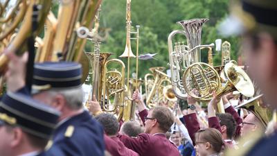 Vor dem Schloss Karlsruhe (Baden-Württemberg) findet am 17.05.2015 beim Musikfest Baden-Württemberg ein großes Gemeinschaftskonzert statt. Die Teilnehmer halten dabei ihre Instrumente zum Musikergruß in die Höhe.